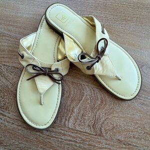 Women’s Sperry pale yellow thong sandals